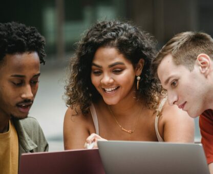 Foto waar studenten samenwerken en feedback geven