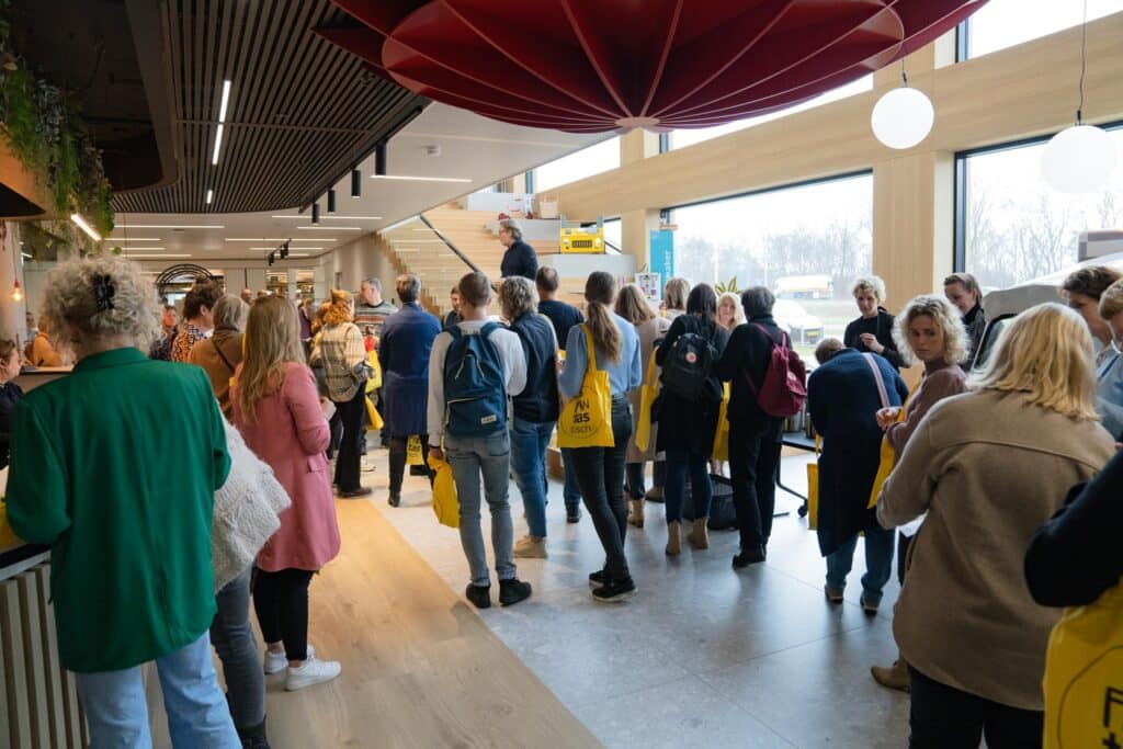 Mensen die binnenkomen bij de onderwijsmarkt van Heutink
