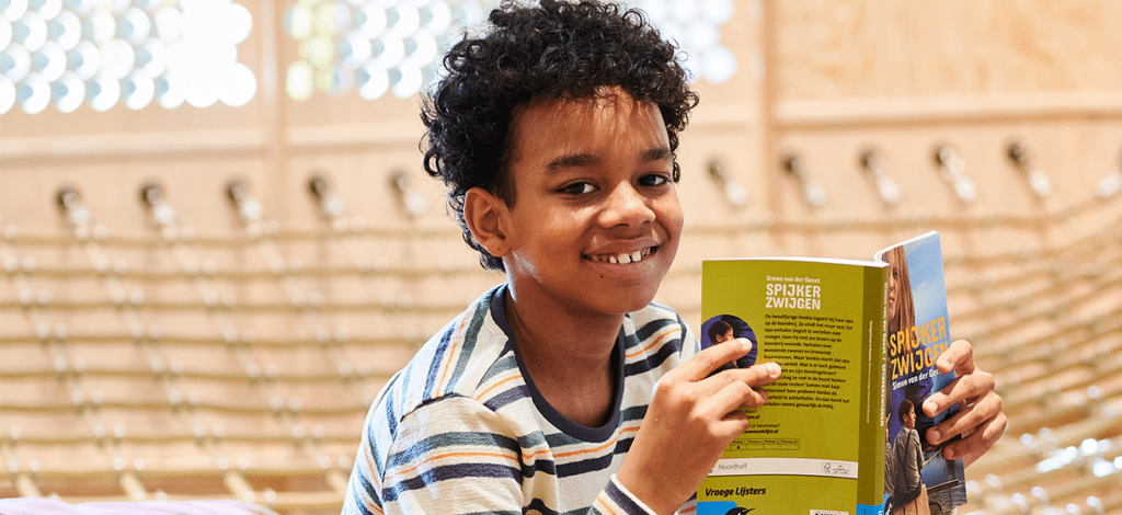 Basisschoolleerling leest boek