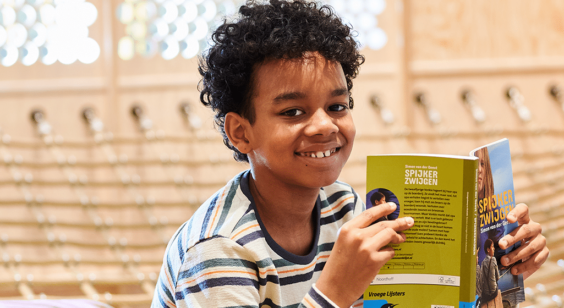 Basisschoolleerling leest boek