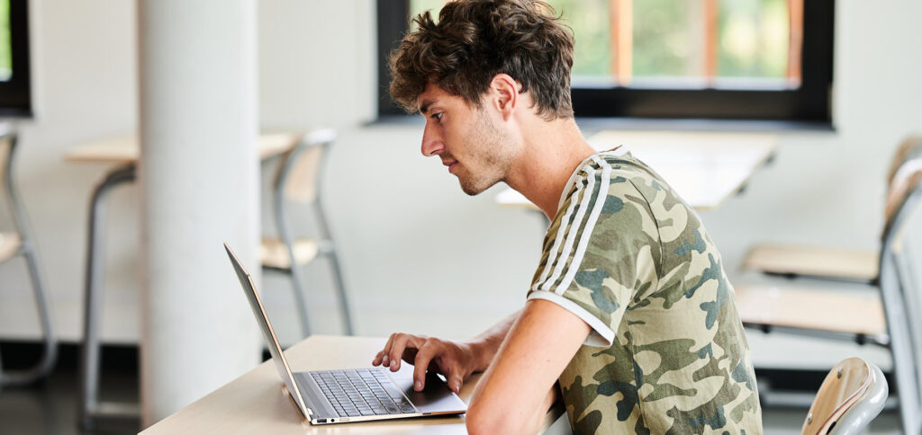 MBO NU Actueel - Student alleen in klaslokaal