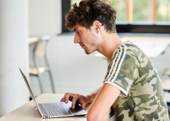 MBO NU Actueel - Student alleen in klaslokaal