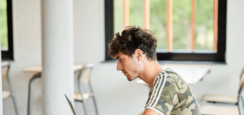 MBO NU Actueel - Student alleen in klaslokaal