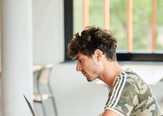 MBO NU Actueel - Student alleen in klaslokaal