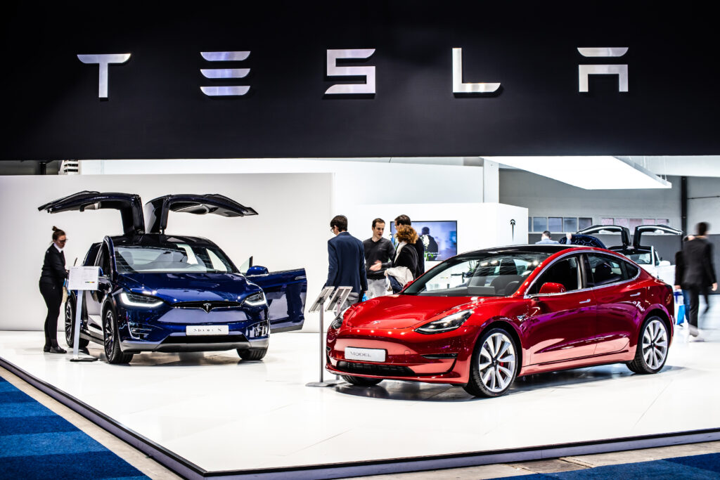 Tesla auto in een showroom