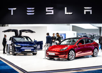 Tesla auto in een showroom