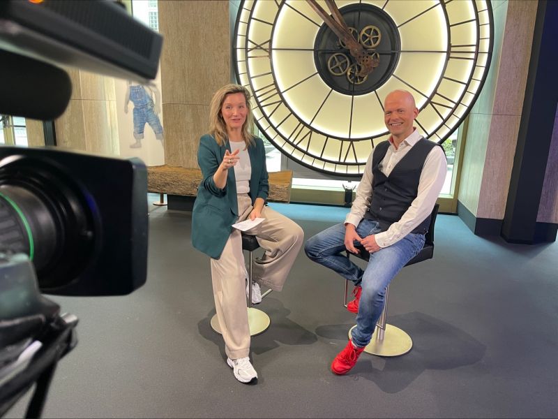 Foto van Wilco Verdoold en Martine Mingaars. Keynote spreker en dagvoorzitter van dit Aan tafel event|Docenten werken een canvas uit tijdens Aan tafel sessie in Eindhoven|Docenten werken een canvas uit tijdens Aan tafel sessie in Eindhoven|Docenten werken een canvas uit tijdens Aan tafel sessie in Eindhoven|Docenten werken een canvas uit tijdens Aan tafel sessie in Eindhoven|||