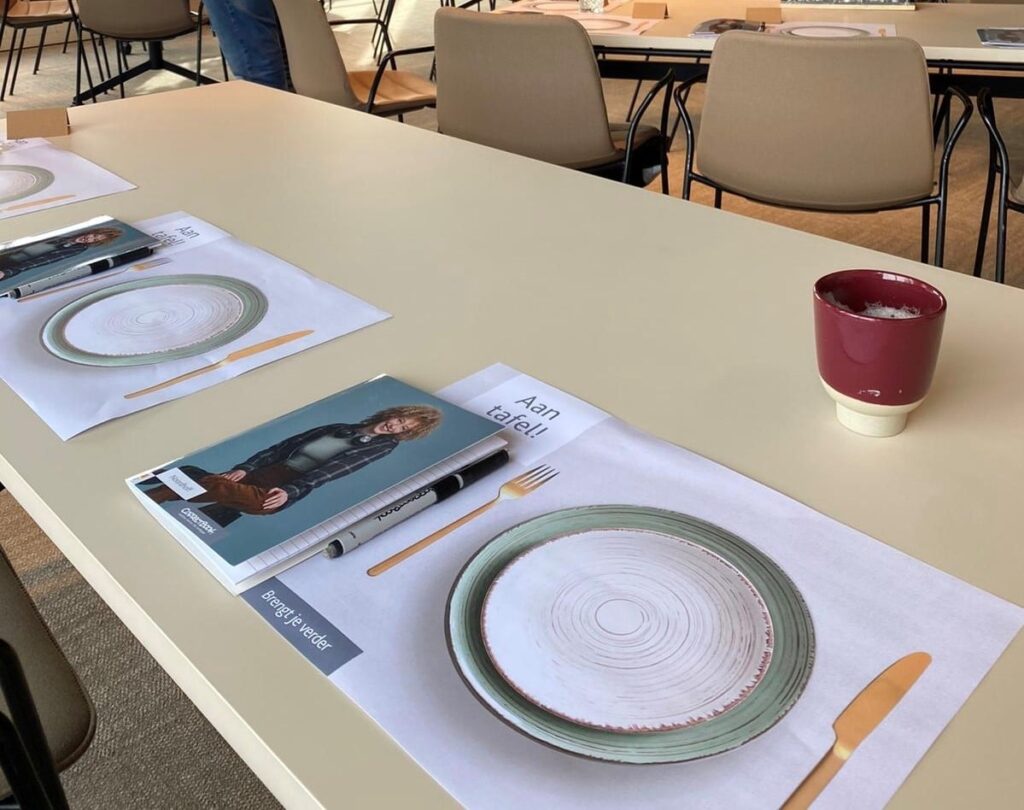 Aan tafel ruimte met placenmats voor de lunch tjdens de Aantafel! sessie in Rotterdam