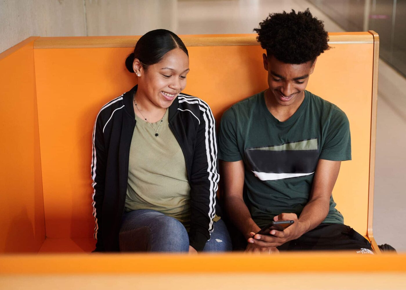 2 studenten in een bank in de kantine op school
