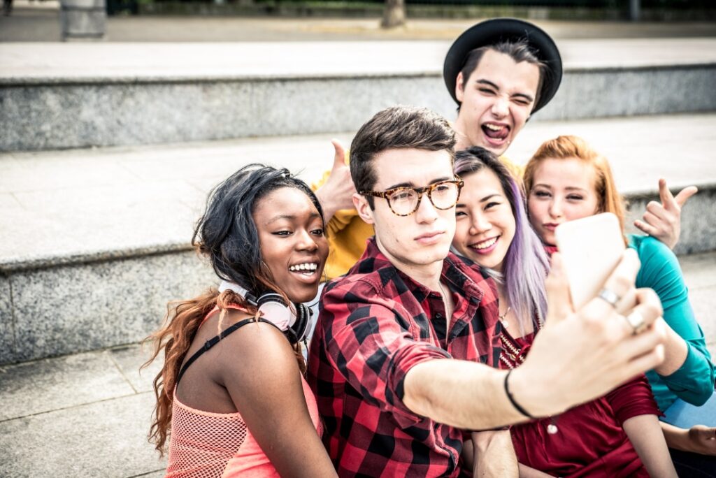Selfie van een groep tiener studenten|2 studenten in een bank in de kantine op school|Werkende jongen mensen buiten op een bank Laptop op schoot en alleen dat en de benen in beeld