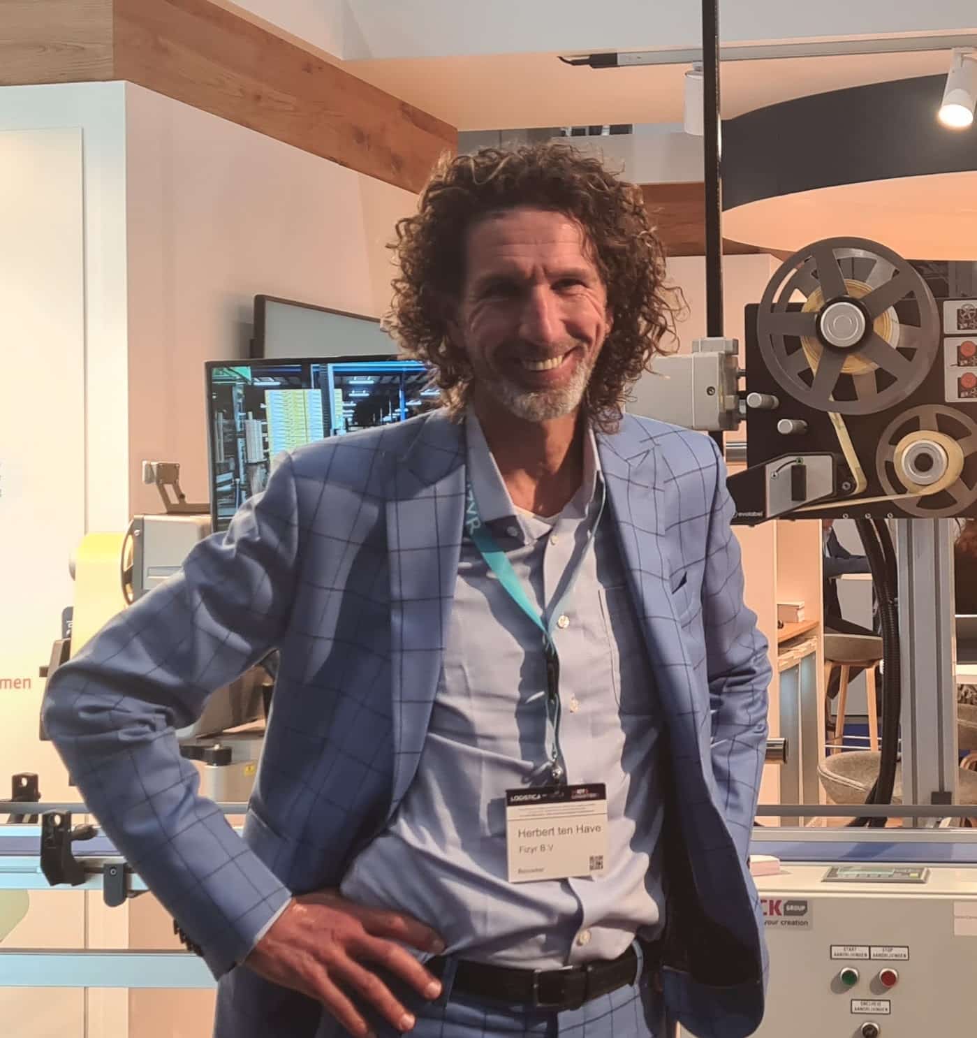 Profiel foto van Herbert ten Have||Je ziet Herbert ten Have op het podium staan een zaal toe te spreken