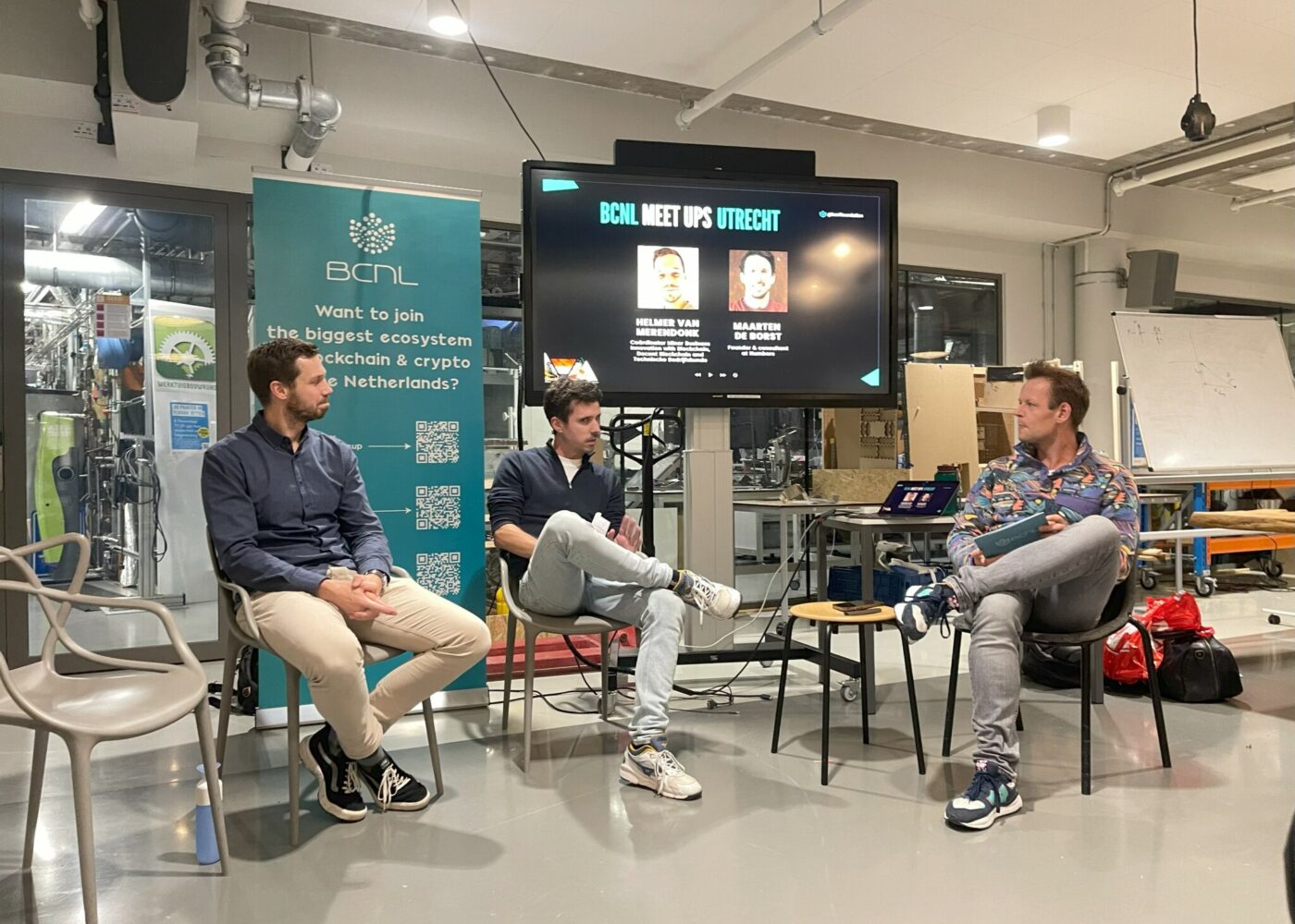 3 sprekers van meet up Hogeschool Utrecht zitten voor de zaal op een stoel