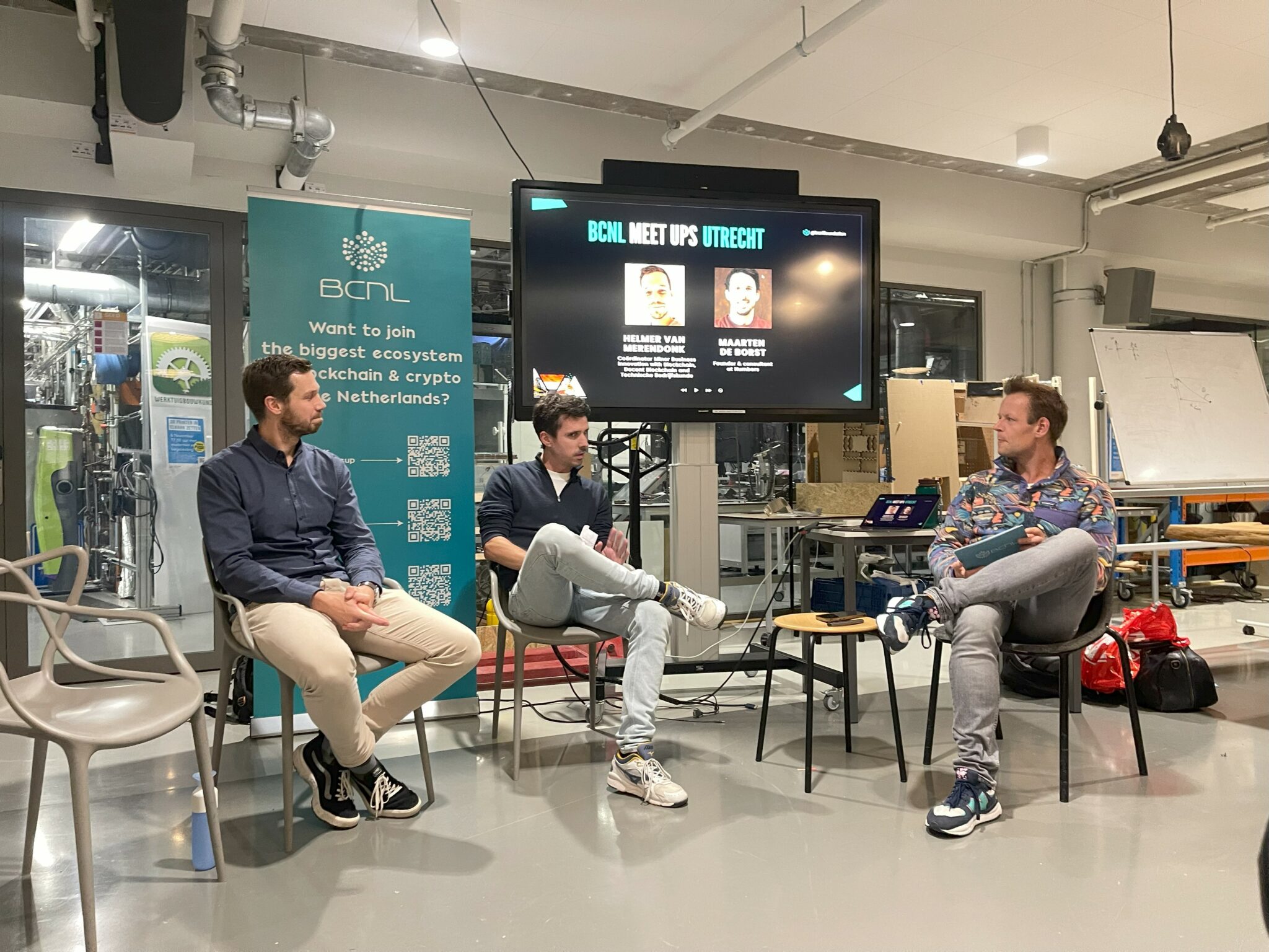 3 sprekers van meet up Hogeschool Utrecht zitten voor de zaal op een stoel