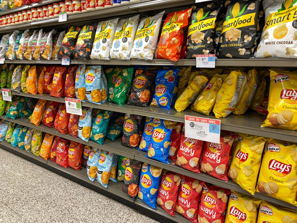 Lays chips in winkelschap