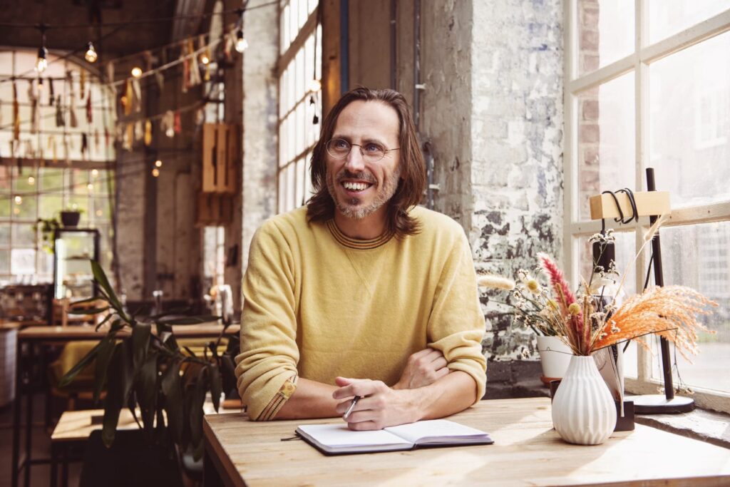 Arthur Kok zittend achter een bureau||