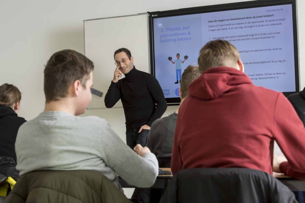 Peer educator Diversion - Foto Raphael Drent|logo-diversion-zwart|noordhoff-logo-zwart|portretfoto-selim-helmi-diversion|Portretfoto-Tessa-Jansen-Noordhoff