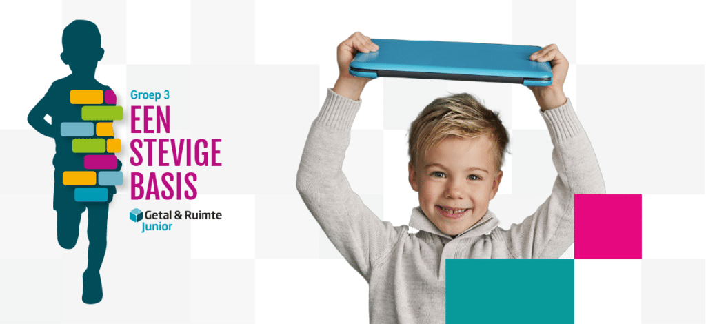 Leerling houdt een laptop boven het hoofd
