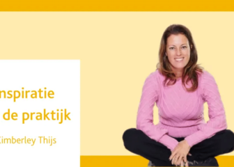 Header inspiratie uit de praktijk - Kimberley Thijs|leerling boek uitzoeken bibliotheek|docent presenteert boek aan klas