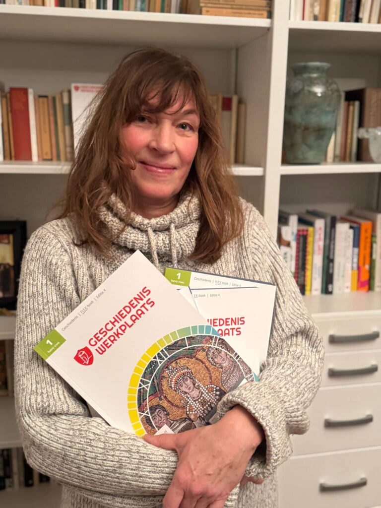 Auteur Petra Pescher met de lesmethode Geschiedenis Werkplaats in handen|Stad in de middeleeuwen|Forum Romanium|Prehistorisch dorp