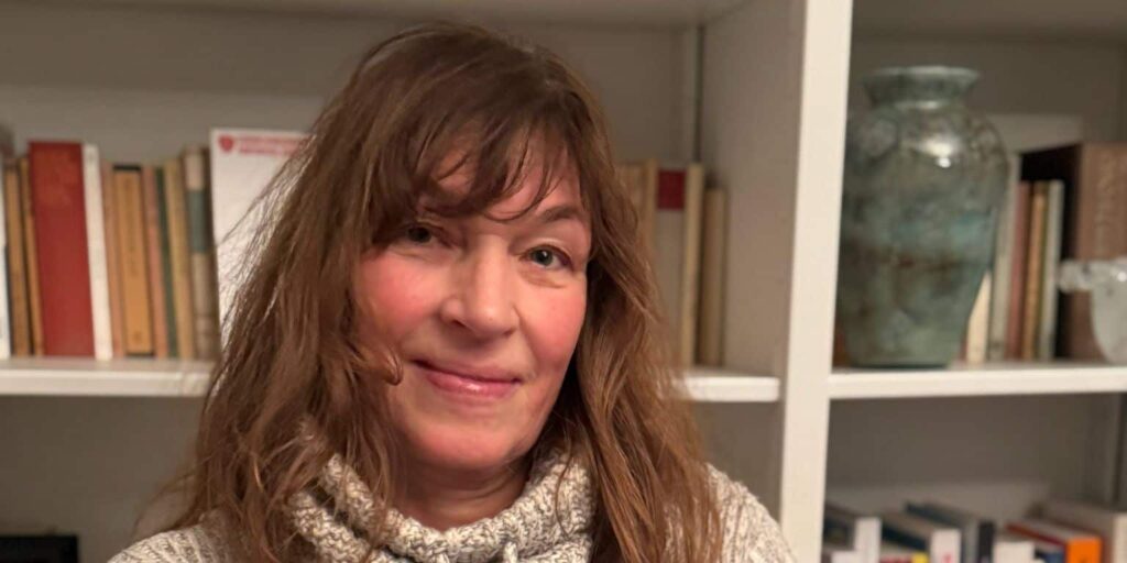 Auteur Petra Pescher met de lesmethode Geschiedenis Werkplaats in handen|Stad in de middeleeuwen|Forum Romanium|Prehistorisch dorp