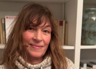 Auteur Petra Pescher met de lesmethode Geschiedenis Werkplaats in handen|Stad in de middeleeuwen|Forum Romanium|Prehistorisch dorp