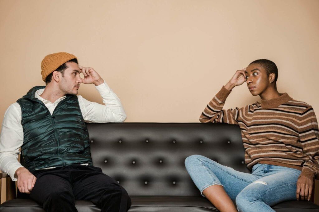Afbeelding van 2 studenten in een nadenkende houding