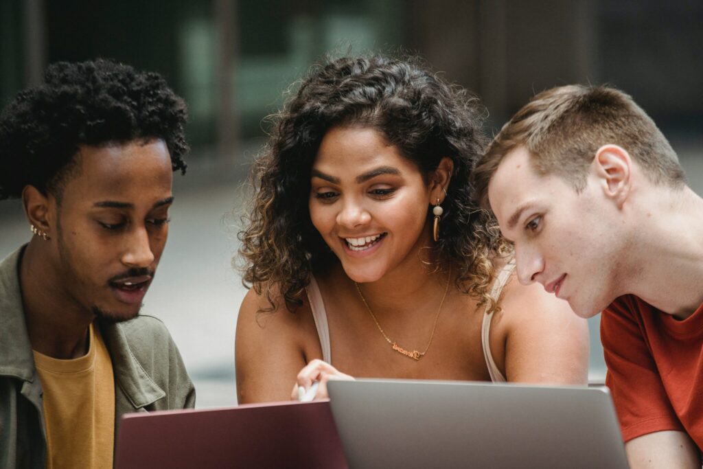 Foto waar studenten samenwerken en feedback geven||blended learning