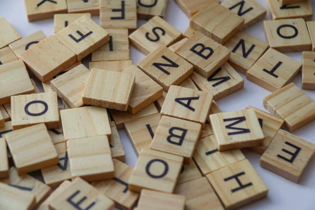 Tafel vol met scrabble letters