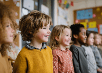 Kinderen die op een rijtje staan in een klaslokaal. AI gegenereerd beeld.