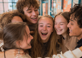 Leerlingen die elkaar een knuffel geven op school. AI gegenereerd beeld.
