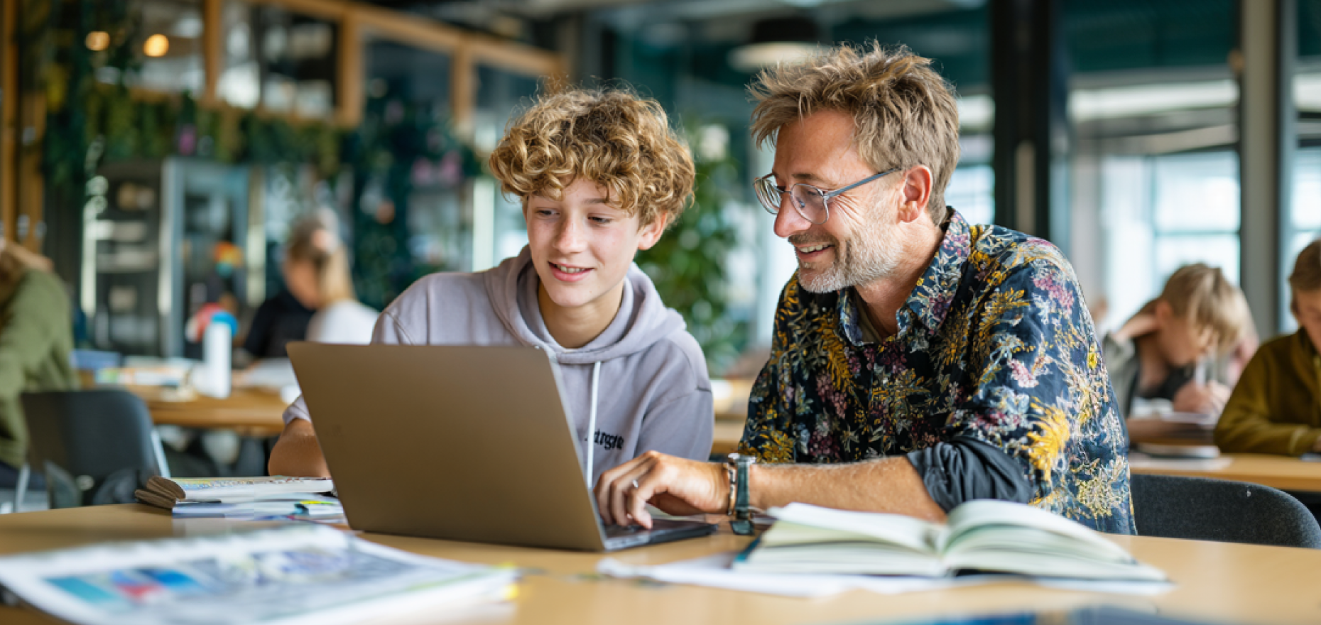 Docent legt leerling een opdracht uit in het klaslokaal. AI gegenereerd beeld.