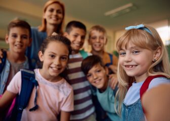 Kinderen in de klas kijkend in de camera