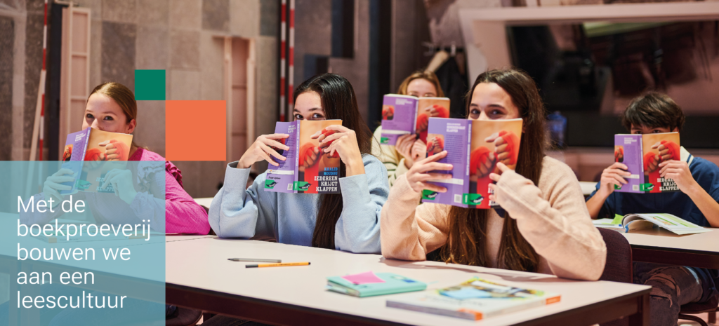 KInderen verstoppen achter Lijster boeken