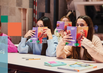 KInderen verstoppen achter Lijster boeken