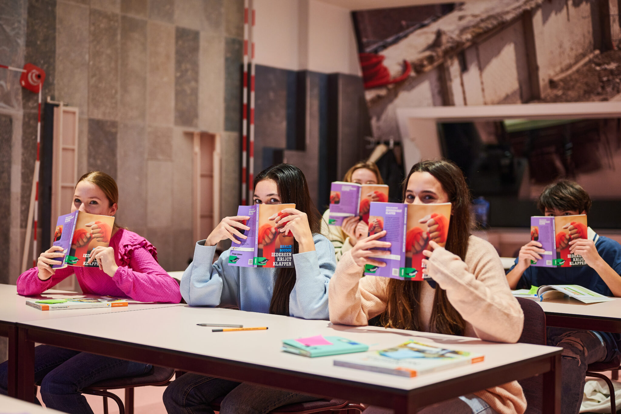 Meiden in de klas voor boekproeverij